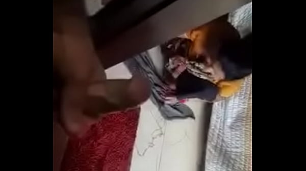 Pembantu Desi Menggoda Dengan Membuka Kancing Bajunya