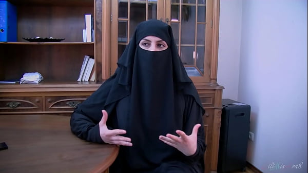 Kesepakatan Abad Ini Ditutup Dengan Arab Berjilbab Yang Siap Menghisap