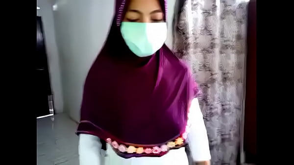 Jilbab Ketat Yang Menggoda Dan Memperlihatkan Lekuk Tubuh