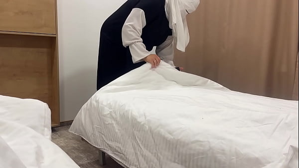Pelayan Arab Menggoda Tamu Hotel Di Kamar Dengan Vaginanya Yang Ketat