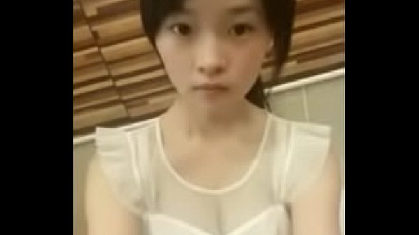 Gadis Tionghoa Imut Menggoda Di Depan Kamera Web