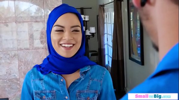 Gadis Arab Mungil Dihajar Dua Pria Kekar