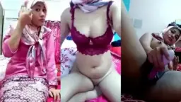 Yani Berhijab Tapi Bebas, Siap Dibuka Dan Dihujani Sperma