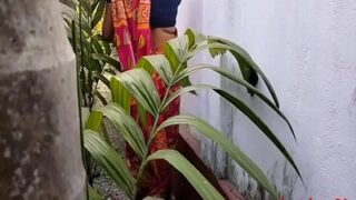 Bibi Tamil Yang Bergairah Melahap Batang Muda Di Kebunnya