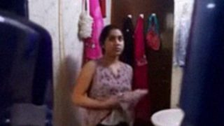 Desi Bhabhi Mandi Kamar Tersembunyi, Kamera Ngintip Basah-basah, Rekaman Panas Bikin Makin Tegang.