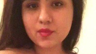 Foto Selfie Cewek Penyiar Berita Pakistan Yang Seksi Lagi Pipis