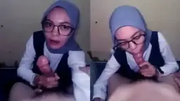 Gadis Berhijab Yang Gila Mengisap Kontol