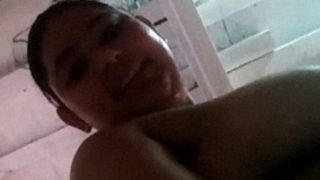 Gadis Desi Tak Tahu Malu Melebarkan Pantat Di Kamar Mandi