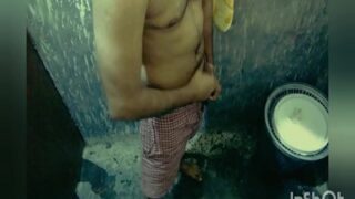 Kakak Ipar Menangkap Adik Iparnya Sedang Asyik Mengocok Di Kamar Mandi