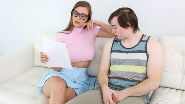 Menggoda Ibu Muda – Kenzie Love Mengalihkan Pikiranku Yang Hanya Fokus Padanya