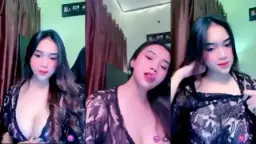 Naya Tampil Sensual Dengan Juluran Lidah Yang Menggoda