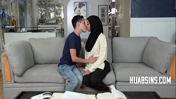 Gadis Berhijab Yang Tak Tahan Godaan Nafsu