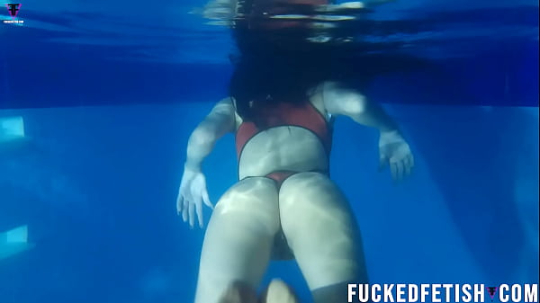 Helen Bintang Malam: Pakaian Renang Seksi Dan Sensasi Apnea Di Kolam