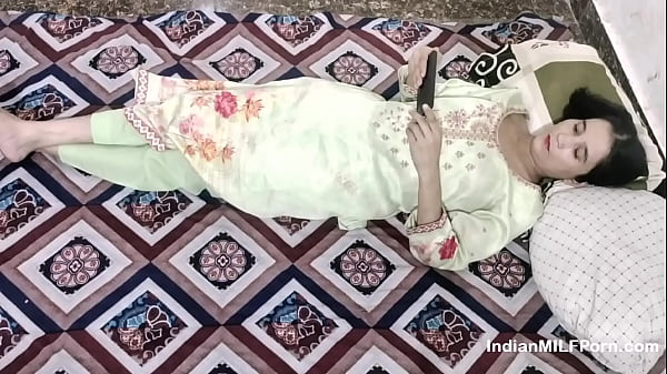 Cewek India Nonton Bokep Di Hp, Dijebolin Adik Tiri Pakai Kontol Keras – Suara Hindi Bikin Makin Basah.