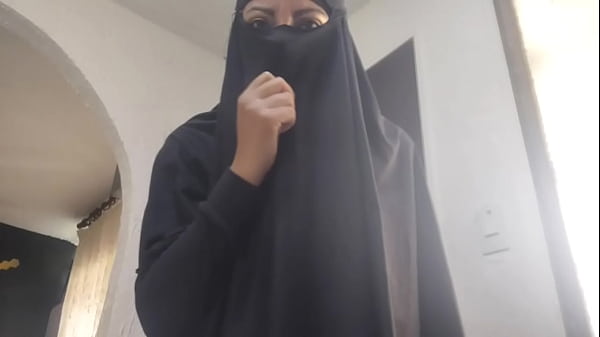 Arab Janda Montok Colmek Sampe Muncrat, Ngentot Keras Di Depan Kamera Sambil Pake Niqab, Jilbab, Bikin Crot Crot.