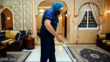 Cewek Pembantu Rumah Tangga Berhijab Disuruh Ngewe Mulut Sama Majikan, Habis Itu Telan Semua Sperma