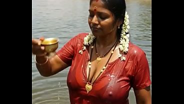 Desi Bhabhi Ai, Goyangin Titit Gede Lo Sambil Ngeliatin Paha Mulusnya Yang Basah.