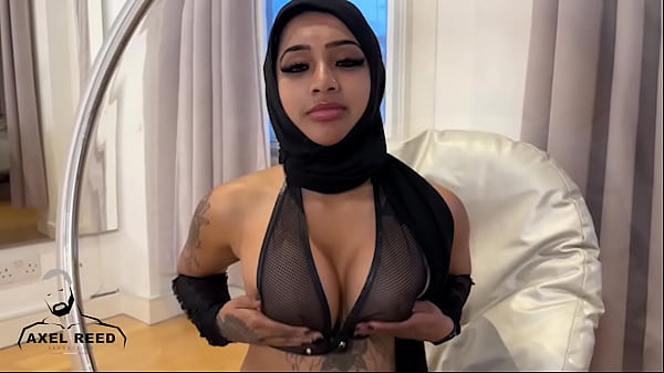 Gadis Muslim Arab Berhijab Digencet Ganas Oleh Lelaki Berotot