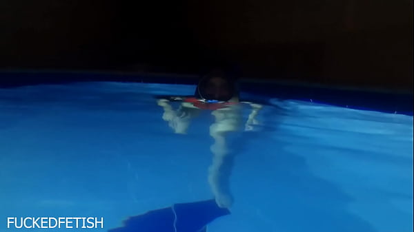 Helen Bintang: Bikini Seksi, Topeng Malam, Dan Kolam Yang Menggoda