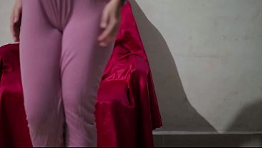 Gadis Tionghoa Bergaun Satin Mengumbar Kemolehan Di Depan Lensa