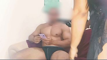 Hanya Aku Dan Ayah Tiriku Di Rumah, Ibuku Pergi Keluar
