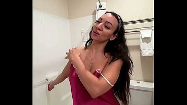 Sasha Mandi Mandi Sendiri Di Kamar Mandi