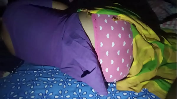 Desi Bhabi Dengan Salwar Ketat, Bokong Besarnya Tertekan Dan Menggoda
