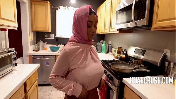 Lily Starfire: Perempuan Berhijab Berkecukupan Yang Mahir Menggoyang Ranjang