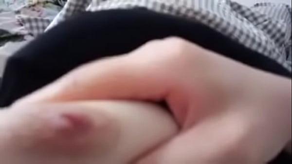 Gadis Tionghoa Berpose Seksi Untuk Kamera Sendiri