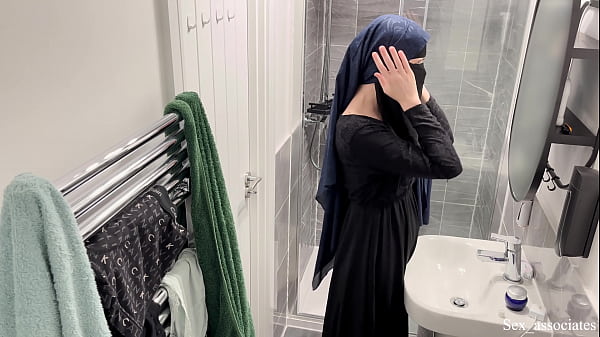 Aku Tak Menyangka Gadis Arab Berhijab Bisa Sebegitu Liar, Ketahuan Sedang Memuaskan Diri Di Balik Pancuran.