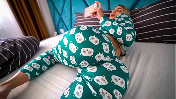 Kakak Tiri Ketahuan Nonton Film Porno Dan Dibantu Mencapai Klimaks – Merengek Minta Dikasih Penuh Di Dalam