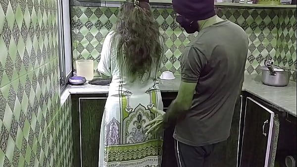 Bidadari India Digoda Di Dapur Saat Sibuk Memasak Dengan Audio Hindi Yang Menggoda