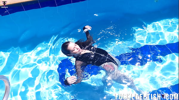 Jessica Bunny Ngeluber Di Kolam Renang, Airnya Pecah Kena Gerakan Erotiknya Yang Bikin Nafsu Mendidih
