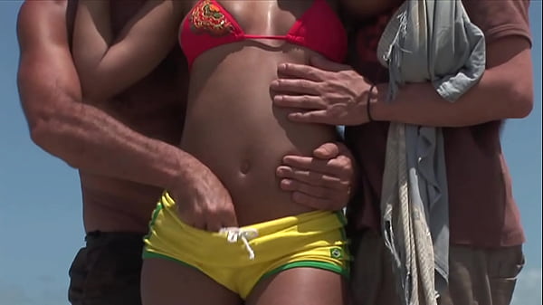 Tiga Badan Bergelora Di Pantai Bersama Mama Hitam Yang Menggoda