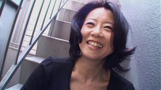 Junko Sakashita, Si Brunette Asia, Begitu Bergairah Oleh Seorang Pria Sampai-sampai Memamerkan Payudaranya Di Jalanan