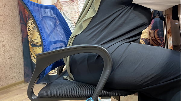 Arab Cewek Berhijab Colmek Lewat Celana Dalem Sambil Kerja, Ngocok Sengit Bikin Meja Goyang