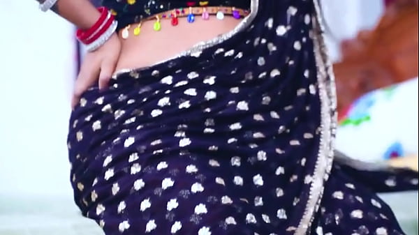 Bokep India: Big Boobs Bhabhi Digojlok Sambil Masak, Crot Di Dapur.