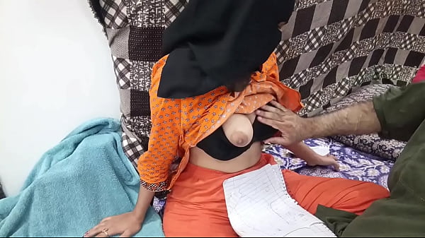 Gadis Berjilbab Dari Pakistan Dihardiki Guru Lesnya