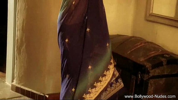 Tersenyum Sambil Buka Kaki, Cewek India Bollywood Siap Menggoda