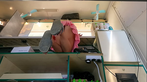 Lihat Tuh, Si Jalang Ini Kelihatan Seksi Banget Pas Bungkuk Di Meja – Dari Bawah Rok, Sudut Pandang Nakal