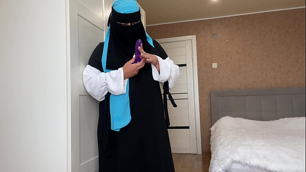 Istri Arab Berhijab Lagi Bersih-bersih Nemu Mainan Sex, Langsung Makin Basah Dan Horny