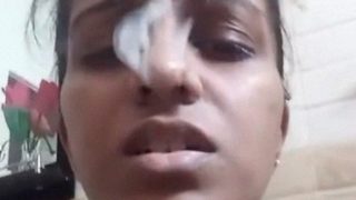 Cewek Tamil Sri Lanka Pamerin Totol Dan Memek Basahnya.