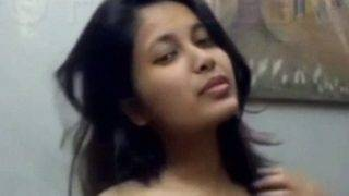 Desi Ratu Nakal Bugil Goyangin Pantat Sambil Striptease Panas Sendirian