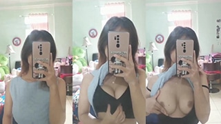 Gadis Abg Di Depan Kaca, Telanjang, Ngajak Main Basah-basah.