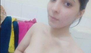 Gadis Kashmiri Imut Telanjang, Selfie Nakal Bikin Makin Panas