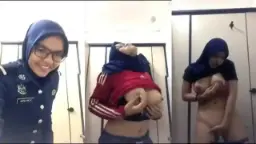 Hijab Sange Di Toilet Kantor, Minta Dicolek Sambil Merem Melek