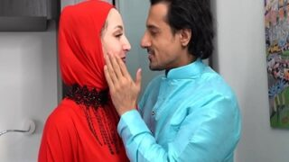 Pasangan Kekasih Menghancurkan Seorang Hijabi Pelacur Di Depan Suaminya Sendiri