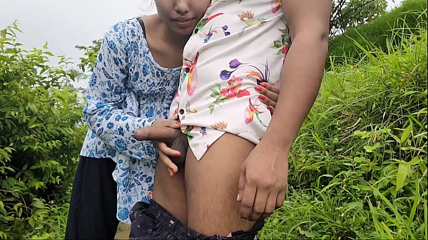 Desi Bhabi Ko Khet Mein Bahar Chodne Ka Maza, Garmi Aur Gehrai Se Bhar Puri Raat