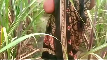 Ibu Tiri Dan Anak Tiri Ngentot Di Kebun Desa, Basah Kuyup Kena Liur Dan Keringat.
