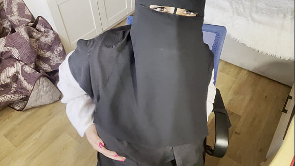 Seorang Wanita Turki Bermata Nakal Dengan Jilbab Basah Kuyup Memuaskan Nafsunya Di Balik Pantyhose Ketat.